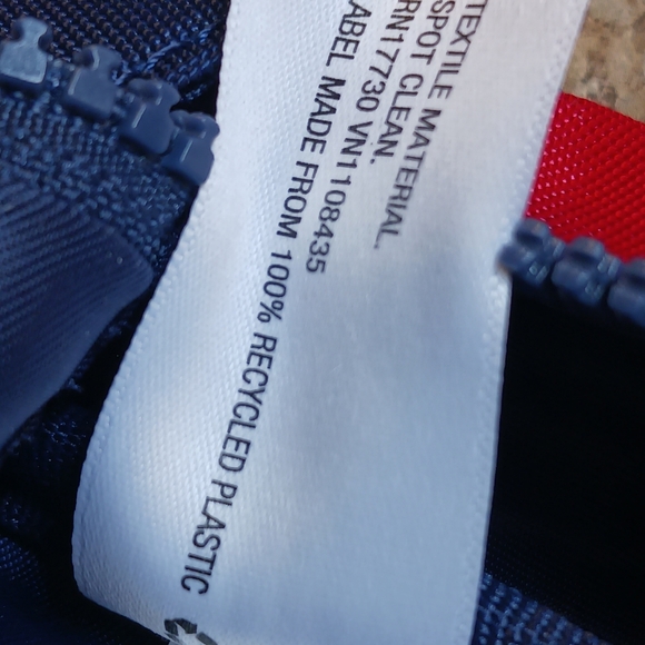 Vineyard Vines Red and Blue Fully size Large Backpack. - Picture 3 of 10